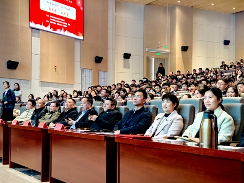 认真观看演出的评委与师生 认真观看演出的评委与师生