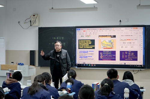 党委书记陈峻授课