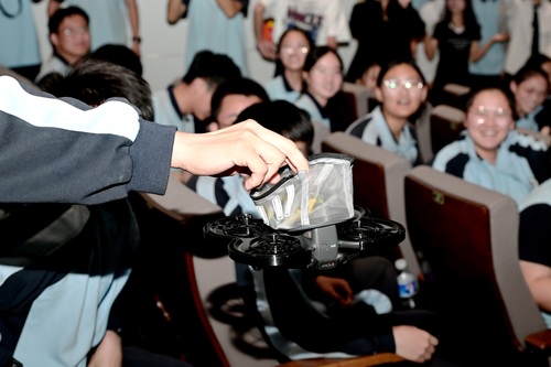 2025年5月13日luck18xinli官网社团嘉年华暨第二届科创文化节用无人机送糖果