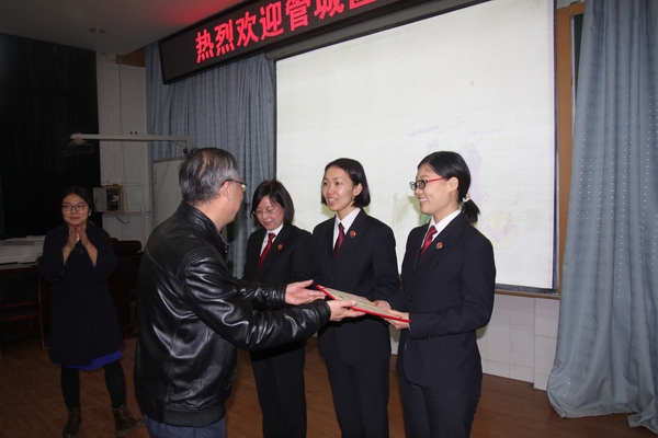 温乃皓为管城回族区人民法院各位法官颁发聘书